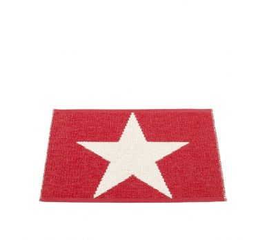 Viggo One Kunststoffteppich 70x50 cm von Pappelina, roter Teppich mit großem weißen Stern.